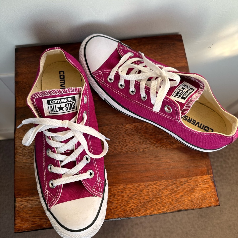 Classic Converse low top Fuchsia near new condition